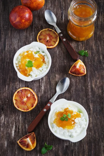 Requesón con mermelada de naranja —  Fotos de Stock