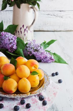 Olgun kayısı ve Lila çiçek