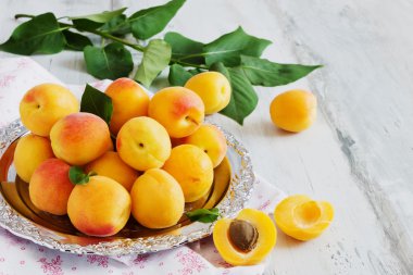 metal bir tepsi üzerinde olgun kayısı