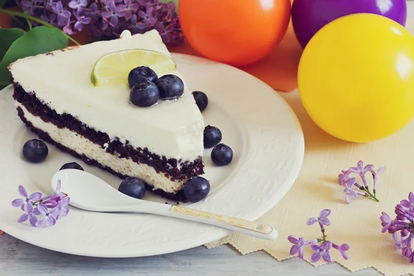 Pedazo de pastel de cumpleaños — Foto de Stock