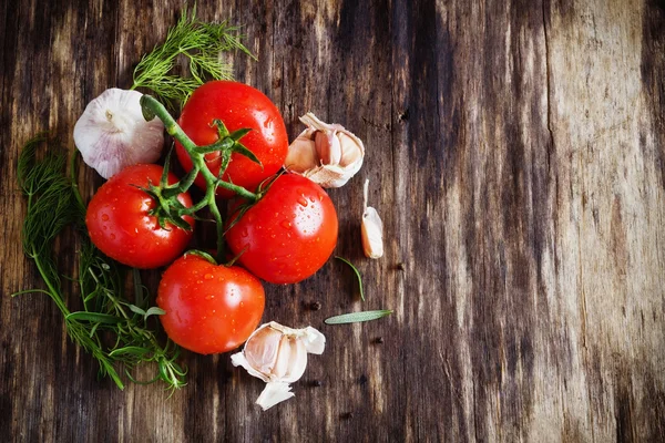 Ripe tomatoes and herbs — Stock Photo, Image