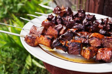 Şiş kebap metal şiş üzerinde