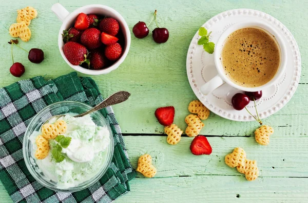 Helado casero de menta —  Fotos de Stock