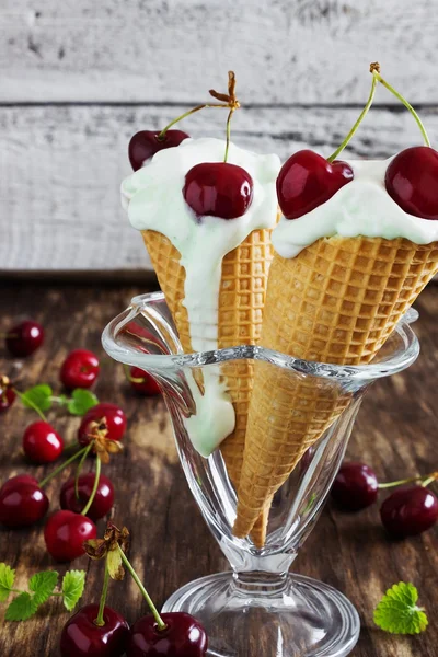 Glace maison à la menthe poivrée aux cerises fraîches — Photo