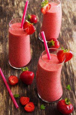 bardak çilek smoothie