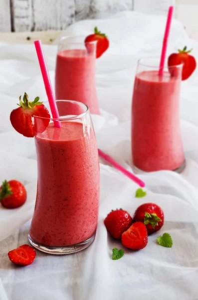 Glas strawberry smoothie — Stockfoto