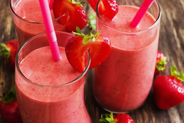 Strawberry smoothie en rijpe aardbeien — Stockfoto