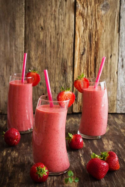 Strawberry smoothie en rijpe aardbeien — Stockfoto