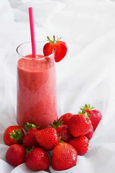 Glas strawberry smoothie — Stockfoto