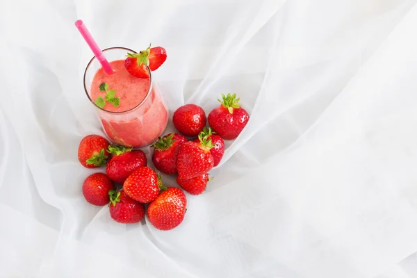 Glas av jordgubb smoothie — Stockfoto