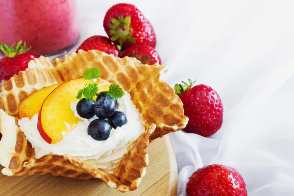 Krämig dessert med frukt — Stockfoto