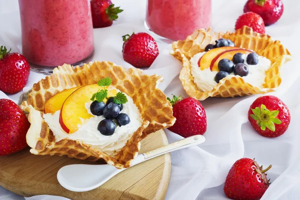 Cremiges Dessert mit Früchten — Stockfoto