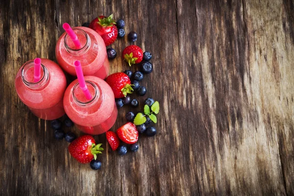 Strawberry smoothie in een fles — Stockfoto