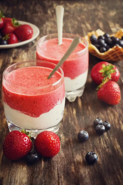 Dessert mit Sahne und Erdbeermousse — Stockfoto