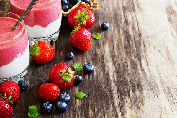 Efterrätt med grädde och jordgubbar mousse — Stockfoto