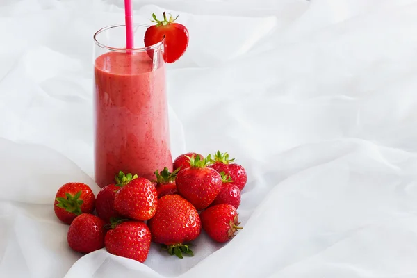 Strawberry smoothie en rijpe aardbeien Stockfoto