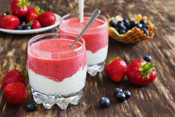 Dessert met crème en aardbei mousse Rechtenvrije Stockfoto's