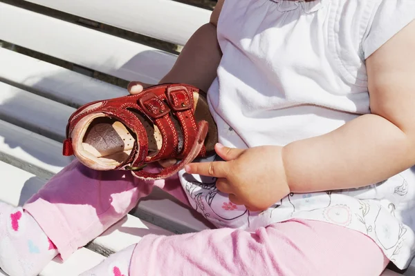 Menina usa sandálias — Fotografia de Stock