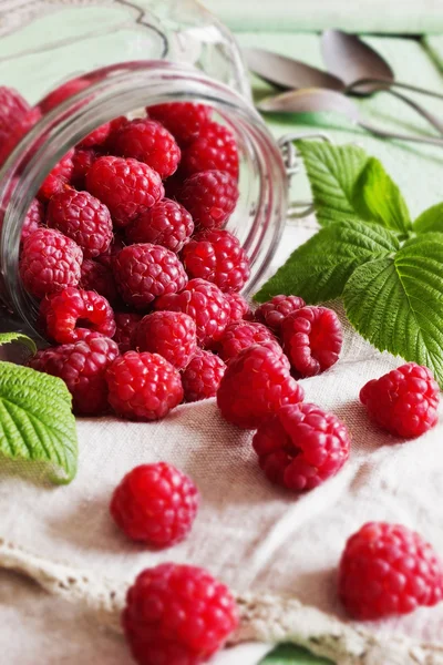 Reife Himbeeren im Glas — Stockfoto