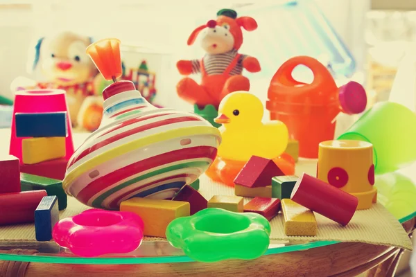Kinder speelgoed in de kinderkamer Stockafbeelding
