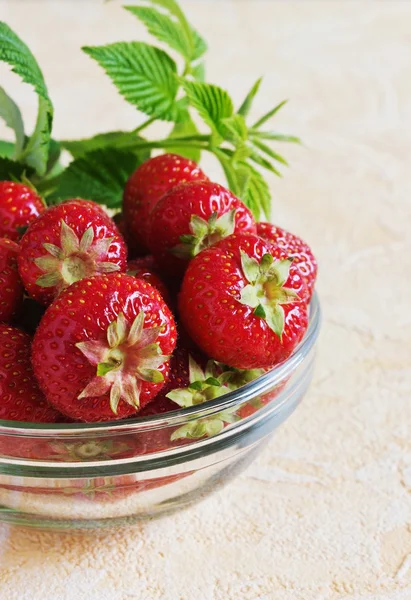 Rijp aardbeien in een glazen kom Rechtenvrije Stockafbeeldingen