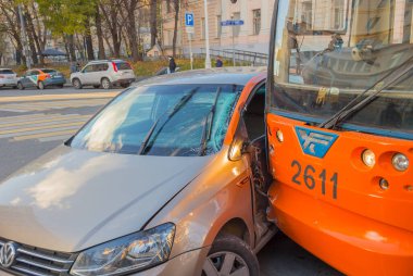 MOSCOW, RUSSIA - NOVEMBER 7, 2020: Moskova 'da Bulvar Çemberi' nde kaza, araç paylaşımı tramvayla raylarda çarpışma, kazanın kaydı