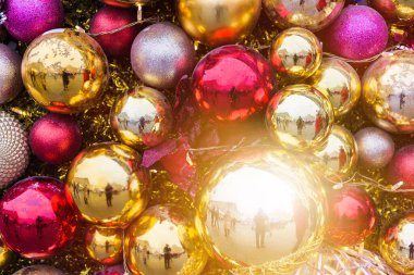 Altın takılarla dolu parlak yeni yıl arkaplanı