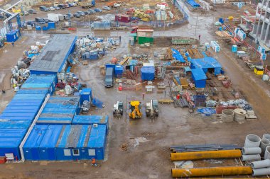 MOSCOW, RUSSIA - 28 Şubat 2020: Moskova 'daki Kolomenskaya metro istasyonu yakınlarında bir yerleşim alanı inşaatı, aletleri ve kulübeleri olan inşaat, yükseklikten görüş