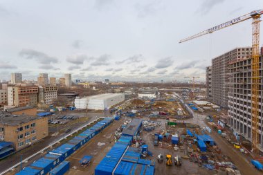 MOSCOW, RUSSIA - 28 Şubat 2020: Moskova 'daki Kolomenskaya metro istasyonu yakınlarında bir yerleşim alanı inşaatı, aletleri ve kulübeleri olan inşaat, yükseklikten görüş