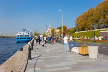 MOSCOW, RUSSIA - 26 SEPTEMBER 2020: Yeni aile teması Park North River Terminali veya Moskova Rechnoy Vokzal, Güneşli Sonbahar Günü.