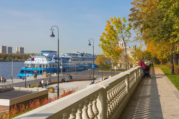 Moscow Ryssland September 2020 Familj Tema Park North River Terminal Stockbild