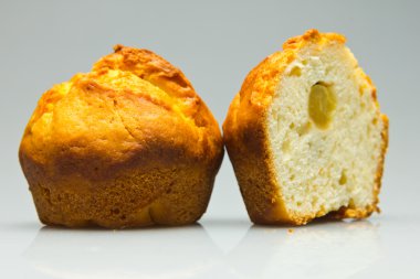 Gri bir arka plan üzerinde cupcake.