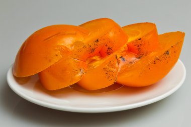 Trabzon hurması gri bir arka plan üzerinde.