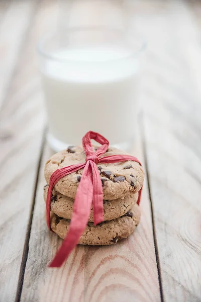 Cookies with milk on wooden table — Stock Photo, Image