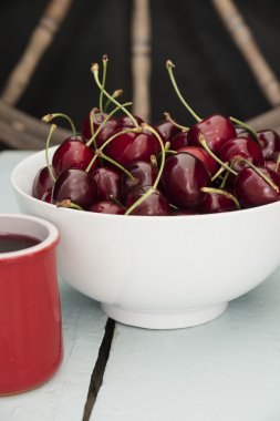 Beyaz bir kase içinde dağınık kiraz,