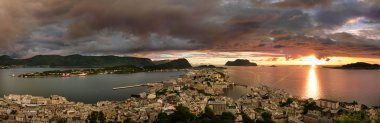 Panorama Alesund görünümden gelin Akslafjell üzerinde