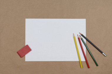 El işi arka planında beyaz kağıt ve renkli kalemler.. 