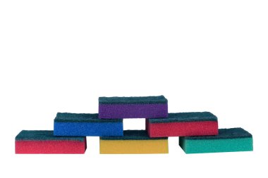 Beyaz arka planda bulaşık yıkamak için altı renkli sünger. İzole edilmiş. 