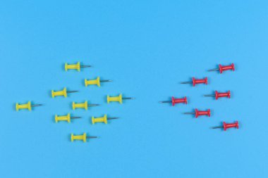 Birbiri ardına birkaç iğne saplanmış.. 