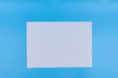 Mavi arkaplanda beyaz sayfa