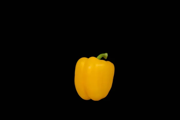 Gelbe Paprika Auf Schwarzem Hintergrund Isoliert — Stockfoto