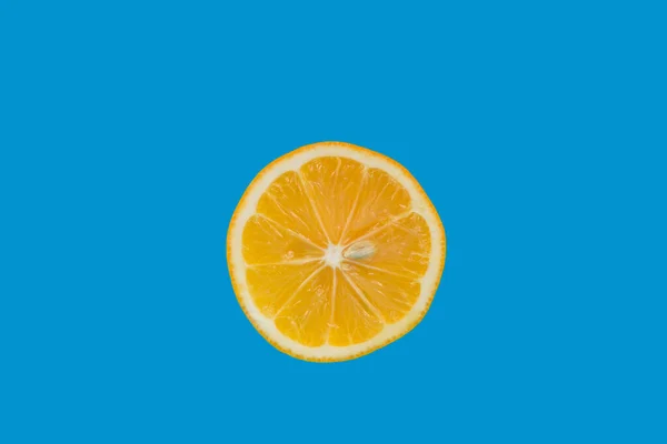 Potongan Lemon Dengan Latar Belakang Biru Close — Stok Foto