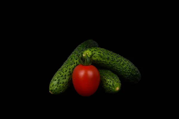 Trois Concombres Une Tomate Sur Fond Noir — Photo