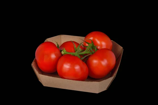 Fünf Tomaten Einem Karton Auf Schwarzem Hintergrund — Stockfoto