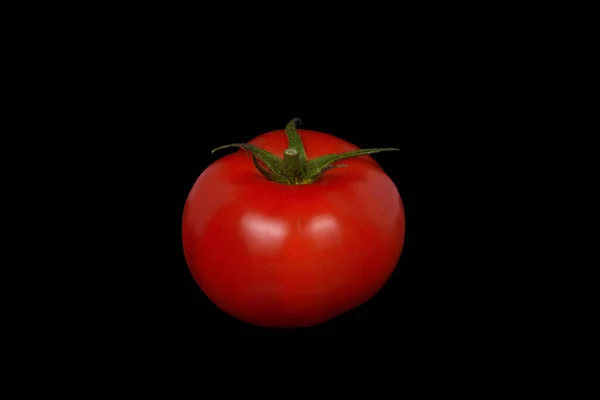 Tomate Vermelho Fresco Suculento Sobre Fundo Preto — Fotografia de Stock