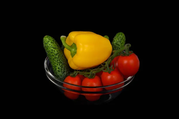 Frische Tomaten Gurken Und Paprika Einem Glasbecher Auf Schwarzem Hintergrund — Stockfoto