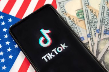 Akıllı telefon ve Amerikan doları üzerinde Tiktok logosu. Donald Trump tarafından Tik tok yasağı konsepti. Rusya, Kazan - 08 Ağustos 2020
