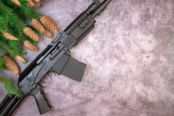 Machine gun on a gray concrete background. Christmas concept — Stok fotoğraf