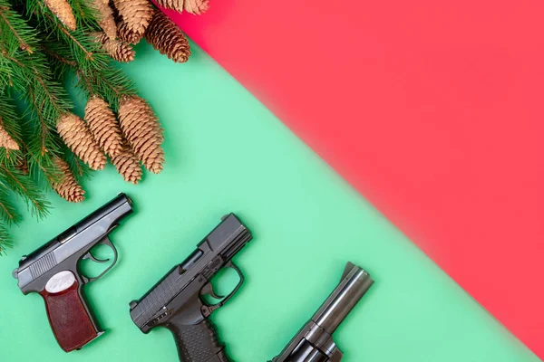 Drei Pistolen auf grünem und rotem Hintergrund. Weihnachtskonzept — Stockfoto