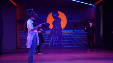 Çocuklar sanal gerçeklik gözlüğü kullanıyor. Gelecekteki teknoloji konsepti. Rusya, Tataristan, 3 Nisan 2021